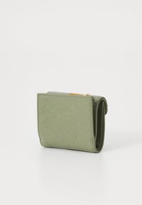 Grønn lommebok laget av teksturert materiale, med en fold-over design som har en glidelåslomme og minimale sømdetaljer.