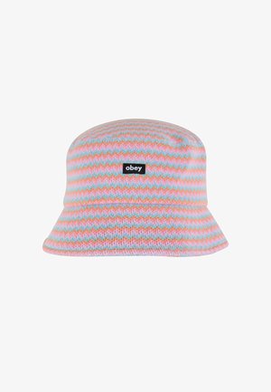 Bucket hat made of knit fabric with a zigzag pattern in pastel colors. Features a black logo tag on the front. Soft texture, wide brim.