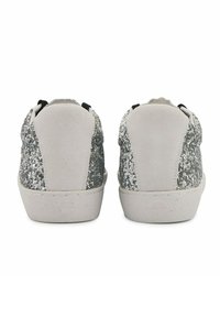 Baskets à paillettes argentées avec une tige en daim gris, semelle en caoutchouc blanche et accents noirs au niveau du talon. Texture lisse avec une finition brillante.