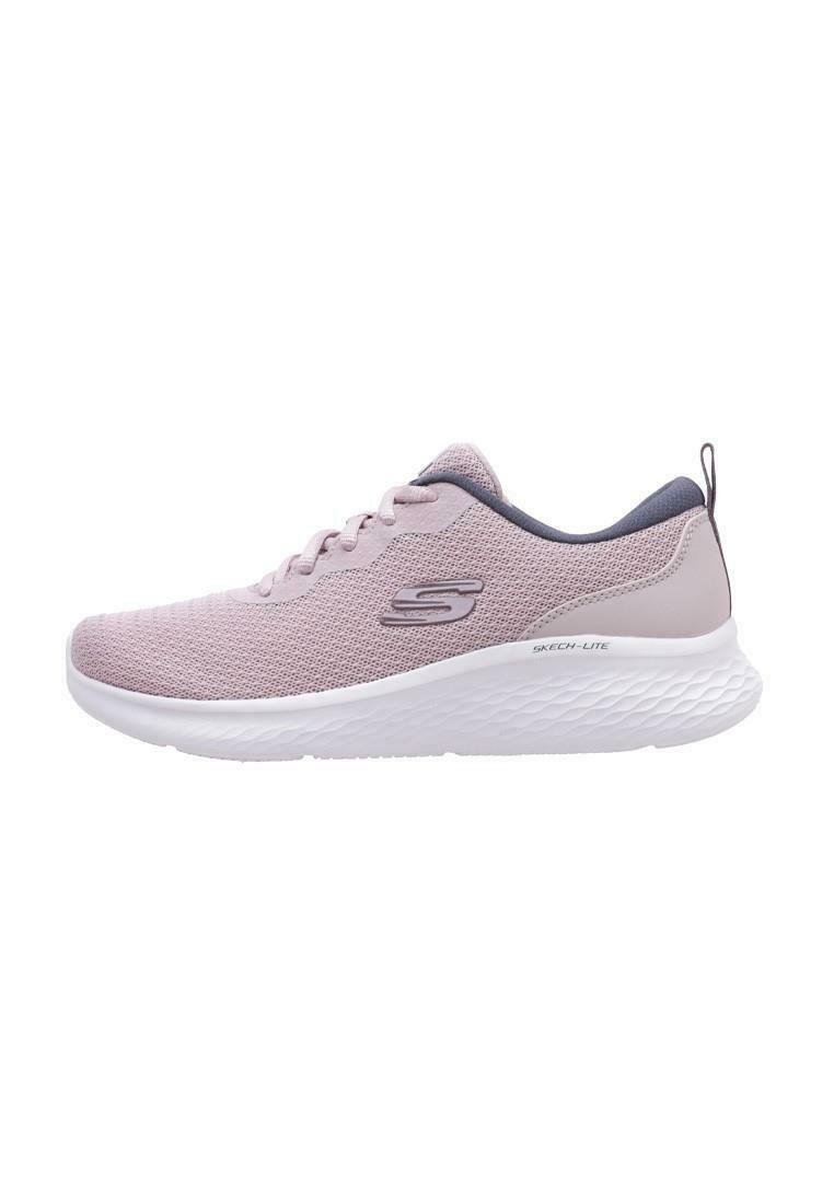 Sneaker in rete rosa chiaro con suola bianca e accenti grigi. Presenta un design con lacci e una finitura texture sulla parte superiore.
