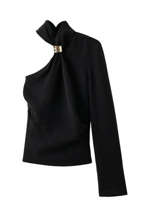 Top negro de un solo hombro hecho de tela suave, con un cierre en el cuello con nudo y un detalle dorado en el hombro. Manga larga en un lado.