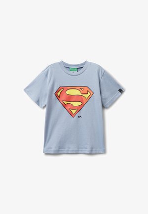 Lichtblauw T-shirt met korte mouwen met een groot rood en geel Superman-logo gedrukt op de voorkant.