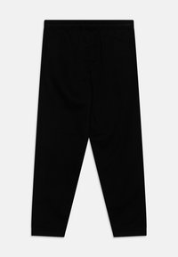 Svarta bomullsshorts med resårmidja, smalnande ben och en slät yta, designade för komfort och rörelsefrihet.