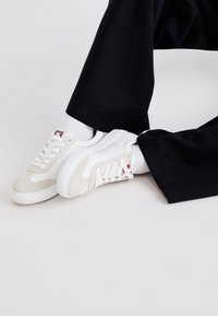 Unselected, brilliant white