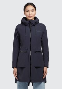 Giacca impermeabile navy con cappuccio, dotata di chiusura con zip, due tasche frontali e dettagli neri. Il tessuto appare liscio e resistente.