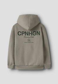 Khaki mikina s velkým tmavě zeleným potiskem "CPNHGN Country Club" na zadní straně, s kapucí na šňůrku a žebrovanými manžetami.