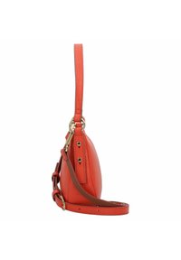 Rote Lederhandtasche mit runder Form, verstellbarem braunem Tragegurt, goldenen Beschlägen und strukturierter Oberfläche. Verfügt über eine Seitenasche mit Metallelement.