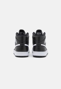 Schwarze Leder-Hochtop-Sneaker mit weißen Akzenten und strukturiertem Einsatz. Verfügt über ein Logo an der Seite und eine Gummisohle.