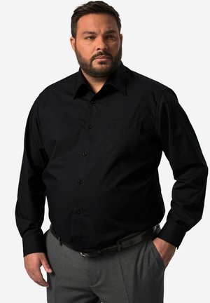 Zwarte langsliefde shirt van gladde stof, met een knoopsluiting aan de voorkant, een puntige kraag en een borstzak aan de linkerzijde.