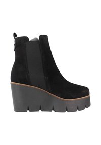 Bottine en suede noir avec un talon compensé, dotée de panneaux élastiques sur les côtés et d'une semelle en caoutchouc proéminente. Texture lisse avec un orteil arrondi.