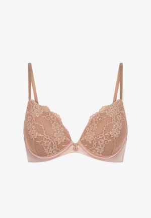 Soutien-gorge beige clair en dentelle et satin avec bonnets triangulaires, bretelles réglables et un bouton décoratif au centre. Texture douce et motif floral.