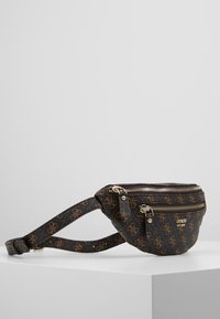 Sac banane en toile marron monogrammée avec ferrures dorées. Dispose d'un compartiment principal zippé et d'une poche avant. Sangle ajustable.