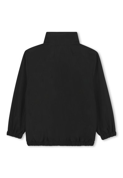 Veste noire à col montant, poignets et ourlet élastiques, avec une texture lisse. Le design met en avant un style minimaliste et léger.