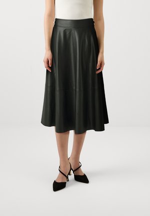 Gonna midi nera in pelle con una forma svasata, texture liscia e dettagli cuciti. Abbinata a scarpe con tacco alto nere.