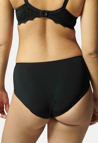 Czarne majtki o wysokim stanie wykonane z gładkiego materiału, o prostym designie i bezszwowych krawędziach, zapewniające wygodę i pewne dopasowanie.