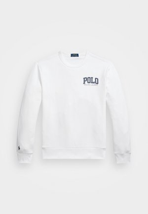 Balta sudraba ar apaļu apkakli, kurai uz krūtīm ir tumši zila "POLO RALPH LAUREN" logo un neliels tumši zils zirga emblema uz aproces.