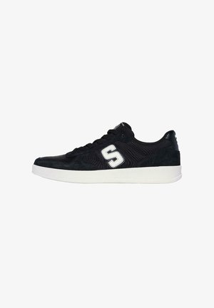 Zapatilla negra con parte superior de ante y texturizada, acento del logo blanco y suela de goma. Cuenta con un diseño clásico de cordones y un cuello acolchado.