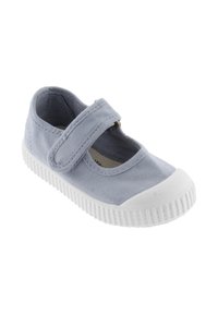 Scarpa da bambino in tela azzurro chiaro con punta in gomma bianca, suola bianca testurizzata e strap in velcro sulla parte superiore.