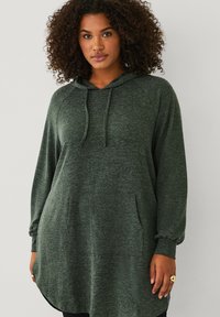 Groene melange hoodie met een losse pasvorm, lange raglanmouwen, voorzakken en een verstelbaar trekkoord bij de halslijn. Zachte textuur.