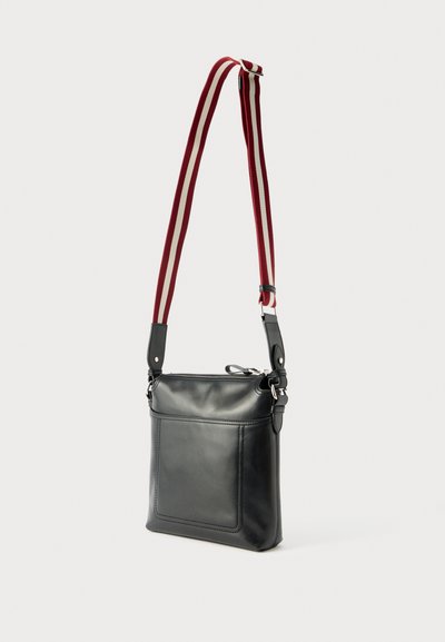Μαύρο δερμάτινο τσαντάκι ώμου με μπροστινή τσέπη και ρυθμιζόμενο λουράκι υφασμάτινο σε κόκκινο και λευκό ριγέ.
