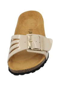 Infradito beige con tomaia lucida in patent, design con ritagli e fibbia argentata. Sottopiede in sughero e suola nera testurizzata.