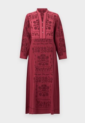 Abito lungo alla caviglia a maniche lunghe di un rosso intenso con ricami floreali scuri, tre bottoni sulla patta frontale e colletto alla coreana.