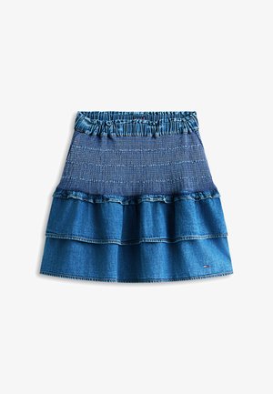 Μπλε τζιν φούστα με ελαστική μέση με σφηκοφωλιά και στρωτό βολάν στο τελείωμα, με μικρή κεντημένη λεπτομέρεια σημαίας στο κάτω δεξιά μέρος.