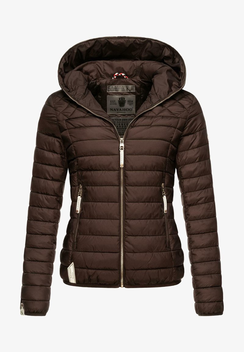 Dunkelbraune, wattierte Jacke mit Reißverschluss und Kapuze, gestepptem Design, zwei vorderen Reißverschlusstaschen und einem Markenlabel am Saum. Glatte Textur.