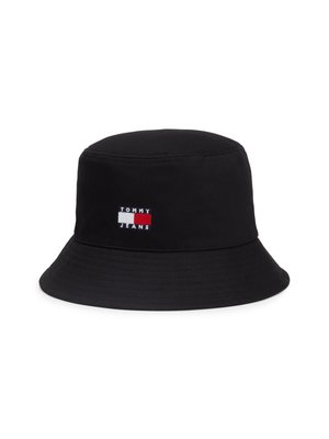 Sombrero bucket negro hecho de tela. Presenta un parche de logo bordado con acentos en rojo, blanco y azul. Textura suave y parte superior redondeada.