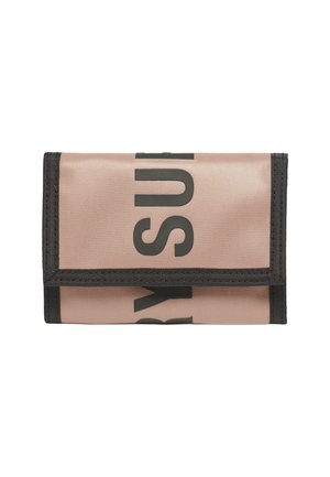 Portafoglio in tessuto rosa con dettagli neri e testo grande. Presenta un design a pieghe, bordi rinforzati e una forma rettangolare compatta.