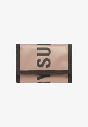 Portafoglio in tessuto rosa con dettagli neri e testo grande. Presenta un design a pieghe, bordi rinforzati e una forma rettangolare compatta.