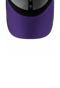 Casquette violette avec un visière plate, dotée d'une partie inférieure noire et d'un motif camouflage sur le côté. Le tissu semble structuré et lisse.