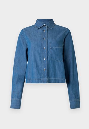 Kurz geschnittene Jeansjacke in mittlerem Blau. Verfügt über einen spitzen Kragen, lange Ärmel, eine Knopfleiste vorne und eine einzelne Brusttasche. Glatte Textur.