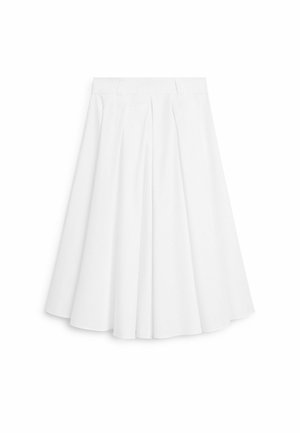 Jupe blanche en ligne A avec des plis partant d'une large ceinture, longueur genou, en tissu lisse.