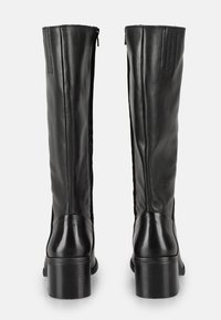 Botas de cuero negras hasta la rodilla con una textura suave, un tacón cuadrado moderado y cremallera lateral para una fácil puesta.