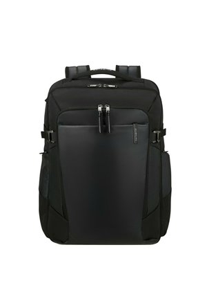 Schwarzer Rucksack aus strukturiertem Stoff mit mehreren Reißverschlussfächern, verstellbaren Schultergurten und Außentaschen für Gegenstände.