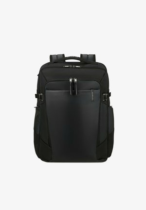 Schwarzer Rucksack aus strukturiertem Stoff mit mehreren Reißverschlussfächern, verstellbaren Schultergurten und Außentaschen für Gegenstände.