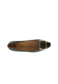 Svart lädersneaker med fyrkantig tå, med en fyrkantig spännesdetalj i guld på framsidan och en strukturerad yta.