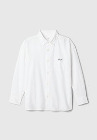 Balta ilgomis rankovėmis marškiniai su apykakle ir krūtinės kišene, ant kurios siuvinėtas tamsiai mėlynu siūlu "GAP" logotipas.