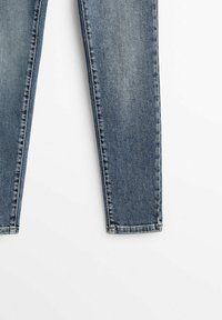 Faded blauwe denim skinny jeans met een soepele textuur, met een klassiek vijf-pocket ontwerp en gestikte details langs de naden.