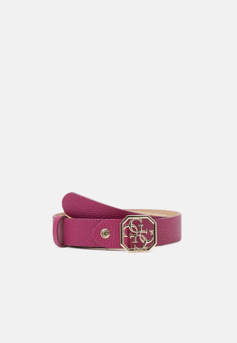Ceinture en cuir texturé violet avec boucle octogonale dorée présentant des lettres entrelacées sur fond blanc.