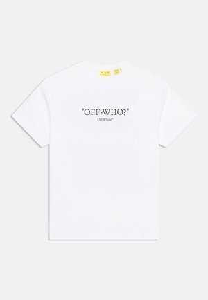 Бяла тениска с къс ръкав с черен текст ""OFF-WHO?"" и ""Off-White"" центриран отпред с жълта етикета на яката.