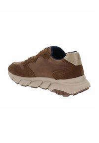 Zapatilla de ante y cuero marrón con suela beige, patrón texturizado, cuello acolchado y forro en contraste de color marino.