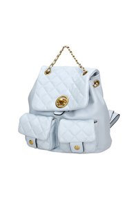 Zaino in finta pelle trapuntata di colore azzurro chiaro con accessori dorati, patta superiore e due tasche frontali con chiusura a scatto. Manico a catena incluso.