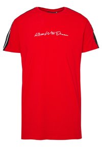 Camiseta de algodón roja de manga corta, con un diseño de script blanco "Kings Will Dream" en el pecho y acentos negros en los hombros.