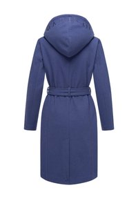 Cappotto blu su misura con vita cinturata e cappuccio. Presenta lettere in rilievo sul cappuccio e una finitura in tessuto liscio e testurizzato.