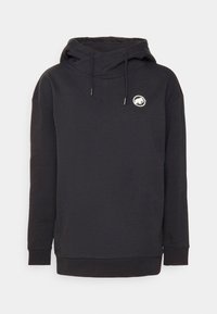 Sudadera negra hecha de tela suave, con un bolsillo tipo canguro en el frente, cordones y un pequeño logo blanco en la parte superior izquierda del pecho.