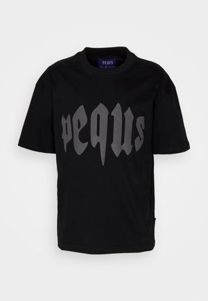 PEQUS MYTHIC LOGO UNISEX - Nyomott mintás póló - black