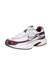 Zapatilla de correr de Nike con una parte superior de malla blanca, acentos burdeos, detalles plateados y una suela acolchada. Cuenta con un diseño de cordones y patrones texturizados.
