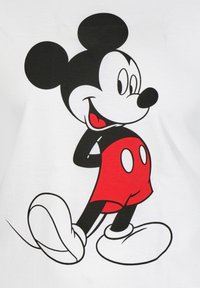 Camiseta blanca con un diseño impreso de un ratón de dibujos animados con orejas negras, cara blanca, pantalones cortos rojos y zapatos negros.